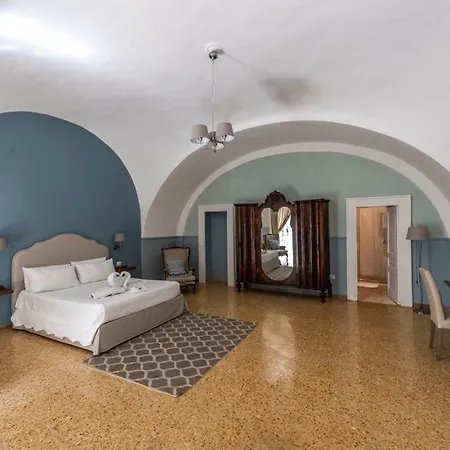 Aragonese Luxury 3* Neapol